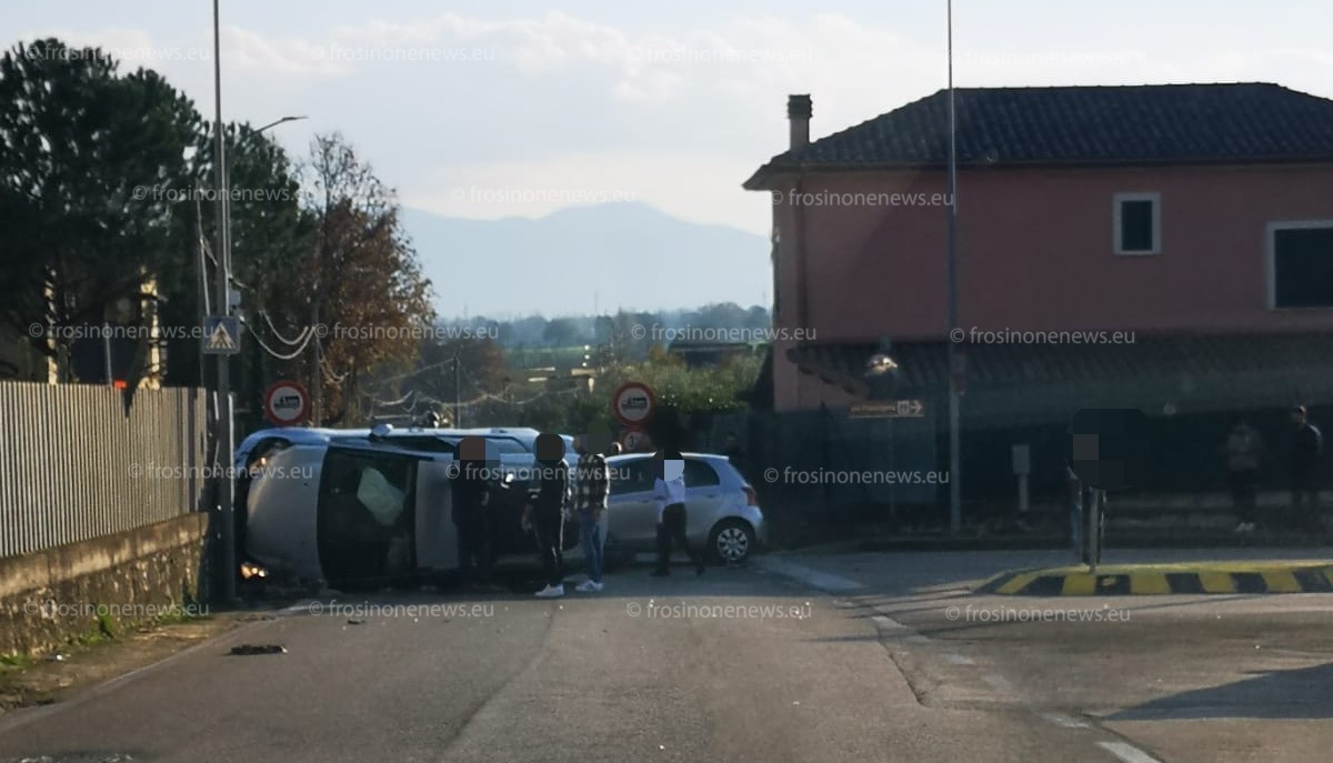 FLASH Auto Fuori Controllo Si Schianta Contro Un Muro Poi Si Ribalta